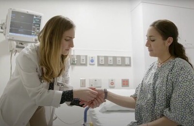 Кодирование Аквилонг в Полевском Врач держит пациентку за руку