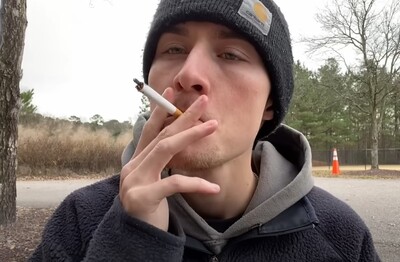 Лечение зависимости от табакокурения в Полевском Мужчина с сигаретой делает затяжку