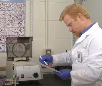 Клиника лечения наркозависимости в Полевском Врач в кабинете клиники