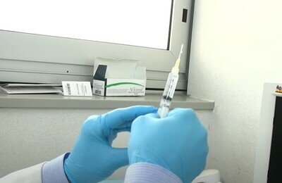 Проведение кодирования Вивитролом в Полевском Шприц с Вивитролом в руках у врача